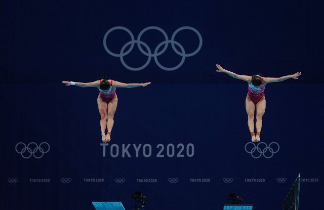 (210725) -- TOKYO, July 25, 2021 (Xinhua) -- Shi Tingmao (R) and Wang Han of China compete during the women\
