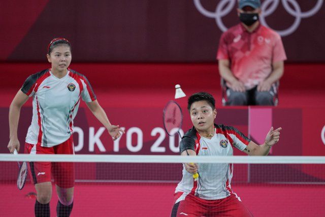 (210802) -- TOKYO, Aug. 2, 2021 (Xinhua) -- Greysia Polli (L)\/Apriyani Rahayu of Indonesia compete during the badminton women\