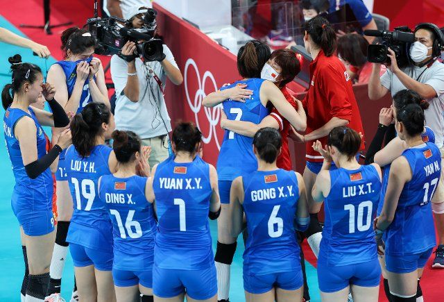(210802) -- TOKYO, Aug. 2, 2021 (Xinhua) -- Lang Ping (3rd R, top), head coach of China, hugs players after the women\