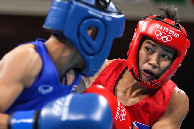 (210729) -- TOKYO, July 29, 2021 (Xinhua) -- Jutamas Jitpong (blue) of Thailand competes with Magno Irish of Philippines during the boxing women\