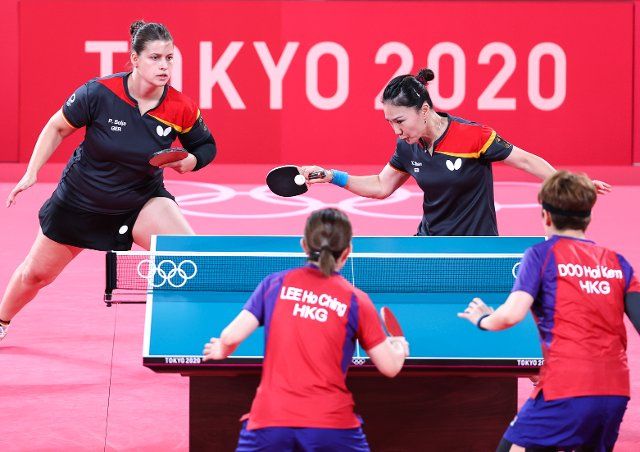 (210805) -- TOKYO, Aug. 5, 2021 (Xinhua) -- Petrissa Solja (L, rear)\/Shan Xiaona (R, rear) of Germany compete during the table tennis women\