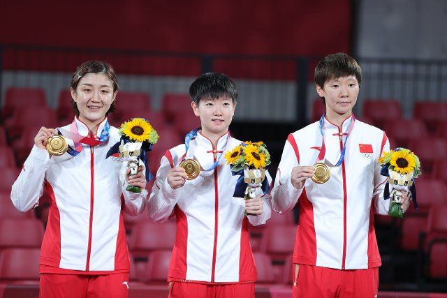 (210805) -- TOKYO, Aug. 5, 2021 (Xinhua) -- Chen Meng (L), Sun Yingsha (C) and Wang Manyu of China pose with the gold medals during the awarding ceremony for the table tennis women\