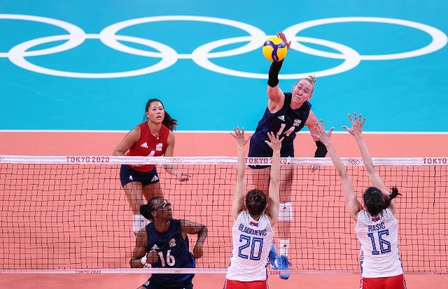 (210806) -- TOKYO, Aug. 6, 2021 (Xinhua) -- Michelle Bartsch-Hackley (top R) of the United States spikes the ball during the women\
