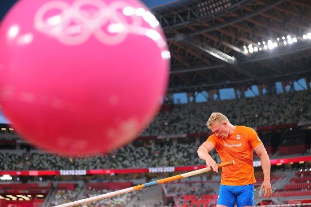 (210803) -- TOKYO, Aug. 3, 2021 (Xinhua) -- Menno Vloon of the Netherlands warms up before the men\
