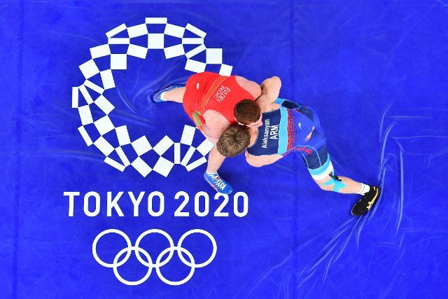 (210803) -- CHIBA, Aug. 3, 2021 (Xinhua) -- Musa Evloev (L) of the Russian Olympic Committee (ROC) competes with Artur Aleksanyan of Armenia during the men\