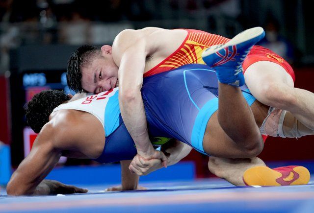 (210804) -- CHIBA, Aug. 4, 2021 (Xinhua) -- Lin Zushen (top) of China competes with Deepak Punia of India during the men\