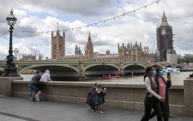 (210818) -- LONDON, Aug. 18, 2021 (Xinhua) -- People walk by the River Thames in London, Britain, on Aug. 18, 2021. Another 33,904 people in Britain have tested positive for COVID-19, bringing the total number of coronavirus cases in the country to 6,355,887, according to official figures released Wednesday. (Xinhua\/Han Yan