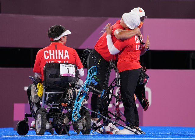 (210829) -- TOKYO, Aug. 29, 2021 (Xinhua) -- Coach Cai Jianbing (C) celebrates with He Zihao (L) and Lin Yueshan of China after the mixed team compound open final match between China and Turkey of archery event at the Tokyo 2020 Paralympic Games in Tokyo, Japan, Aug. 29, 2021. (Xinhua\/Cai Yang