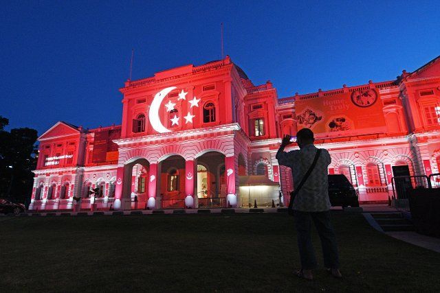 (210810) -- SINGAPORE, Aug. 10, 2021 (Xinhua) -- Photo taken on Aug 10, 2021 shows light projections on the facade of the National Museum of Singapore in celebration of the country\