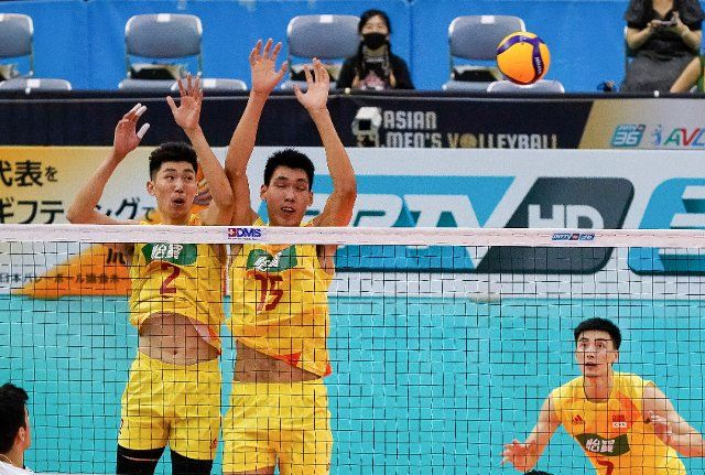 (210918) -- CHIBA, Sept. 18, 2021 (Xinhua) -- Jiang Chuan, Peng Shikun and Yu Yaochen (from L to R) of China react during the semi-final against Iran at the 21st Asian Senior Men\
