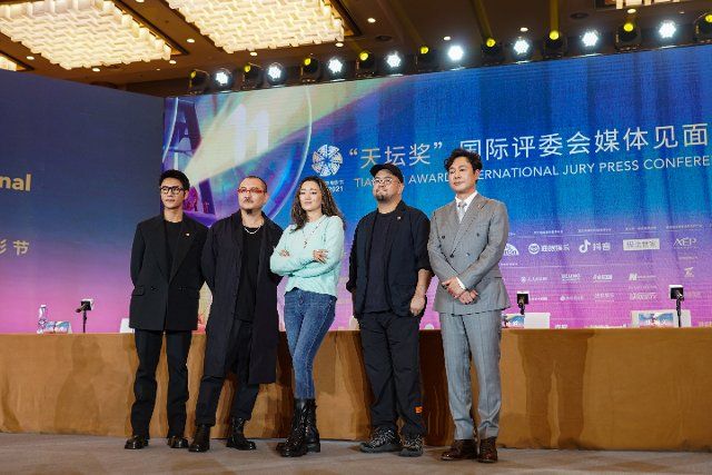 (210921) -- BEIJING, Sept. 21, 2021 (Xinhua) -- Jury members of the Tiantan Awards Chen Kun, Wuershan, Gong Li, Chen Zhengdao and Zhang Songwen (from L to R) pose for photos during the 11th Beijing International Film Festival in Beijing, capital of China, Sept. 21, 2021. The 11th Beijing International Film Festival runs from Sept. 21 to 29, with nearly 300 films to be screened, according to the organizers. (Xinhua\/Chen Zhonghao