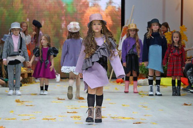 (211003) -- MINSK, Oct. 3, 2021 (Xinhua) -- Young models present creations during the Kid\