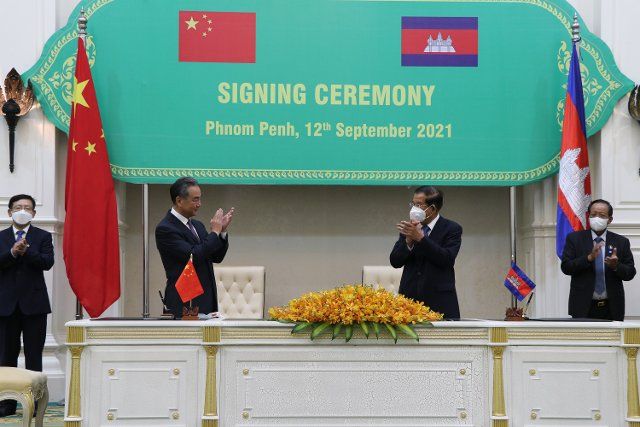 (210912) -- PHNOM PENH, Sept. 12, 2021 (Xinhua) -- Cambodian Prime Minister Samdech Techo Hun Sen (2nd R) and visiting Chinese State Councilor and Foreign Minister Wang Yi (2nd L) attend a signing ceremony of bilateral cooperation documents in Phnom Penh, Cambodia, on Sept. 12, 2021. (Xinhua\/Mao Pengfei