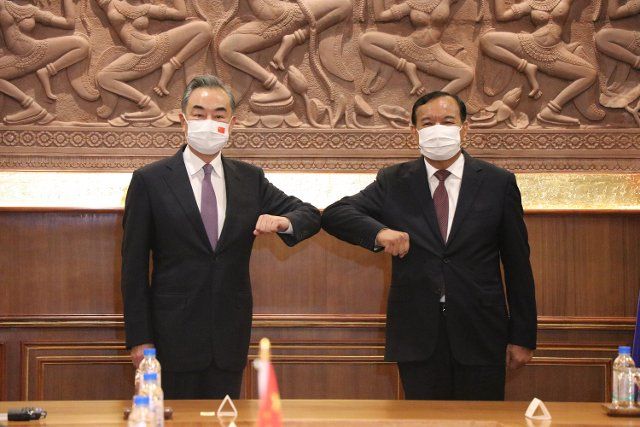 (210912) -- PHNOM PENH, Sept. 12, 2021 (Xinhua) -- Visiting Chinese State Councilor and Foreign Minister Wang Yi (L) meets with Cambodian Deputy Prime Minister and Foreign Minister Prak Sokhonn in Phnom Penh, Cambodia, on Sept. 12, 2021. (Xinhua\/Mao Pengfei