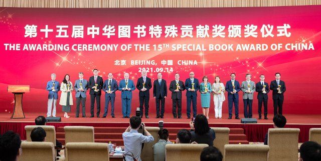 (210915) -- BEIJING, Sept. 15, 2021 (Xinhua) -- Huang Kunming, a member of the Political Bureau of the Communist Party of China (CPC) Central Committee and head of the Publicity Department of the CPC Central Committee, presents the 15th Special Book Award of China to 15 winners at the awarding ceremony in Beijing, capital of China, Sept. 14, 2021. (Xinhua\/Zhai Jianlan
