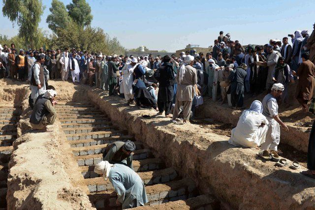 (211016) -- KANDAHAR, Oct. 16, 2021 (Xinhua) -- People dig graves during a funeral for victims of a suicide explosion in Kandahar city, southern Afghanistan, Oct. 16, 2021. The death toll from Friday\