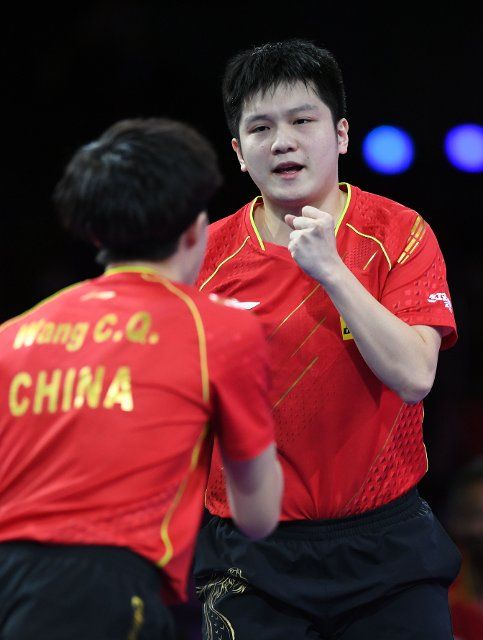 (211127) -- HOUSTON, Nov. 27, 2021 (Xinhua) -- Wang Chuqin (L)\/Fan Zhendong celebrate scoring during the men\