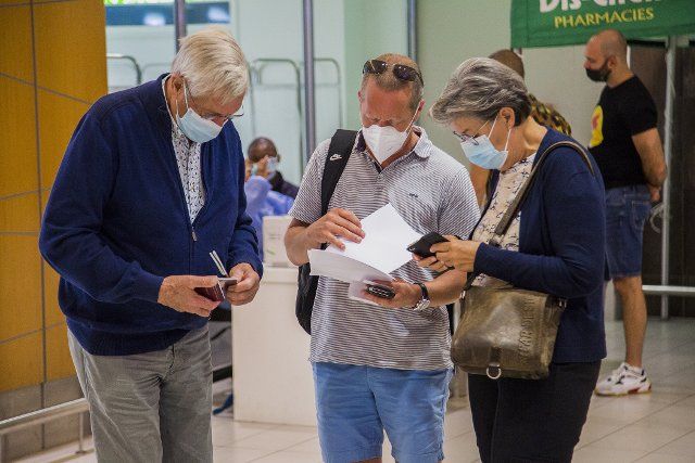 (211201) -- BEIJING, Dec. 1, 2021 (Xinhua) -- Travelers check their COVID-19 test results at Cape Town International Airport in Cape Town, South Africa, Nov. 29, 2021. (Str\/Xinhua
