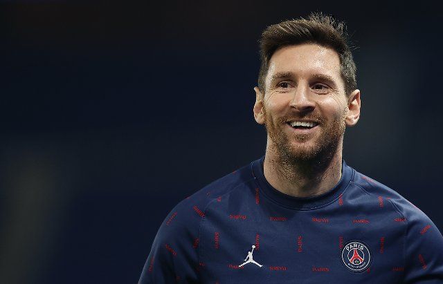 (211213) -- PARIS, Dec. 13, 2021 (Xinhua) -- Lionel Messi of Paris Saint-Germain warms up prior to the Ligue 1 match between Paris Saint-Germain and Monaco in Paris, France, Dec. 12, 2021. (Xinhua