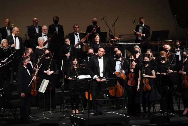(211114) -- NEW YORK, Nov. 14, 2021 (Xinhua) -- Conductor Cai Jindong (C) and the New York City Ballet Orchestra react during the concert "East\/West: A Symphonic Celebration" at Lincoln Center in New York, the United States, Nov. 13, 2021. A concert held in New York City\