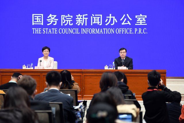 (211115) -- BEIJING, Nov. 15, 2021 (Xinhua) -- National Bureau of Statistics (NBS) spokesman Fu Linghui (R) attends a press conference held by the State Council Information Office on China\