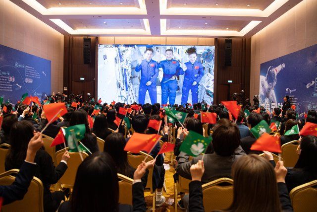 (220101) -- MACAO, Jan. 1, 2022 (Xinhua) -- Photo taken on Jan. 1, 2022 shows college students participating in a space-Earth video talk with the Chinese astronauts on board space station Tiangong in south China\
