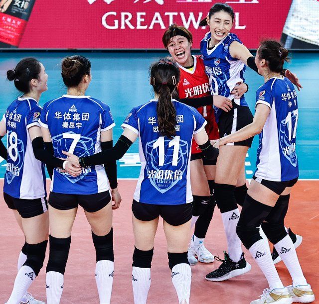 (220103) -- JIANGMEN, Jan. 3, 2022 (Xinhua) -- Players of Shanghai celebrate after winning the first leg of bronze medal match between Shanghai and Liaoning at the 2021-2022 season Chinese Women\