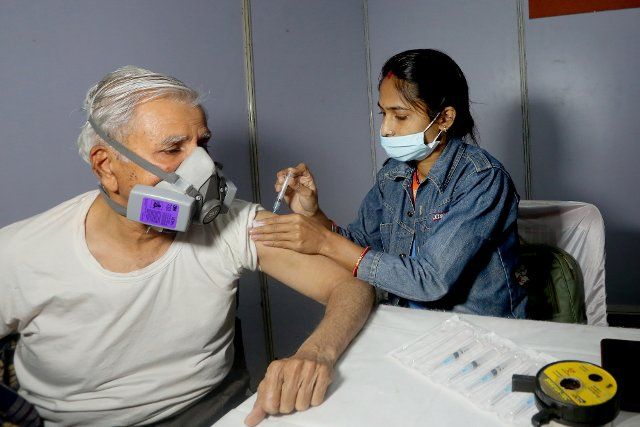 (220110) -- BHOPAL, Jan. 10, 2022 (Xinhua) -- A medical worker inoculates a senior citizen with a dose of COVID-19 vaccine in Bhopal, the capital city of India\