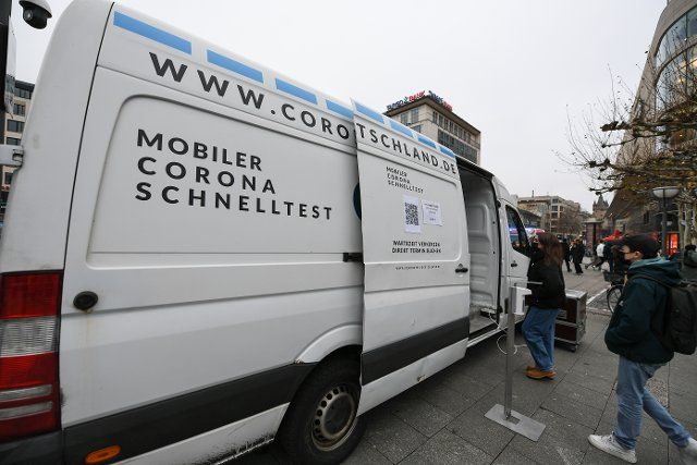 (220115) -- FRANKFURT, Jan. 15, 2022 (Xinhua) -- People wait to get COVID-19 tests outside a mobile testing vehicle in Frankfurt, Germany, Jan. 15, 2022. Germany\