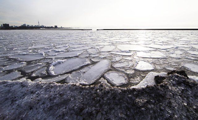 (220115) -- TORONTO, Jan. 15, 2022 (Xinhua) -- Photo taken on Jan. 15, 2022 shows the frozen Lake Ontario in Toronto, Canada. Extreme cold weather with the temperature as low as minus 20 degrees Celsius covered Toronto from Friday to Saturday. (Photo by Zou Zheng\/Xinhua