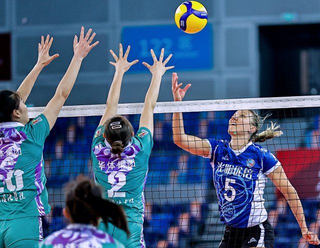 (211217) -- JIANGMEN, Dec. 17, 2021 (Xinhua) -- Jordan Larson (R) of Shanghai competes during the Group D match between Shanghai and Yunnan at the second stage of the 2021-2022 season Chinese Women\