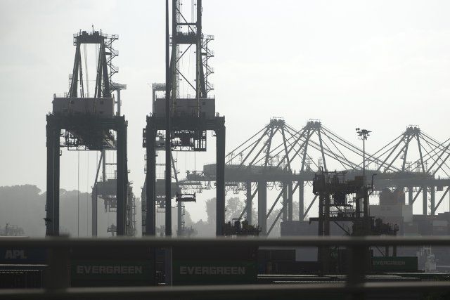 (211217) -- SINGAPORE, Dec 17, 2021 (Xinhua) -- Photo taken on Dec. 17, 2021 shows the port cranes in operation in Tanjong Pagar container terminal in Singapore. Singapore\