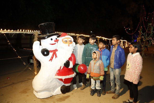 (211226) -- ISLAMABAD, Dec. 26, 2021 (Xinhua) -- Children visit a decorated neighborhood on Christmas Eve in Islamabad, Pakistan, Dec. 24, 2021. TO GO WITH: "Feature: Pakistan\