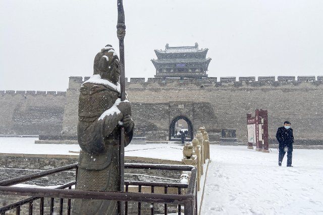 (220121) -- PINGYAO, Jan. 21, 2022 (Xinhua) -- Photo taken on Jan. 21, 2022 shows the snow-covered Pingyao Ancient Town in Jinzhong City, north China\