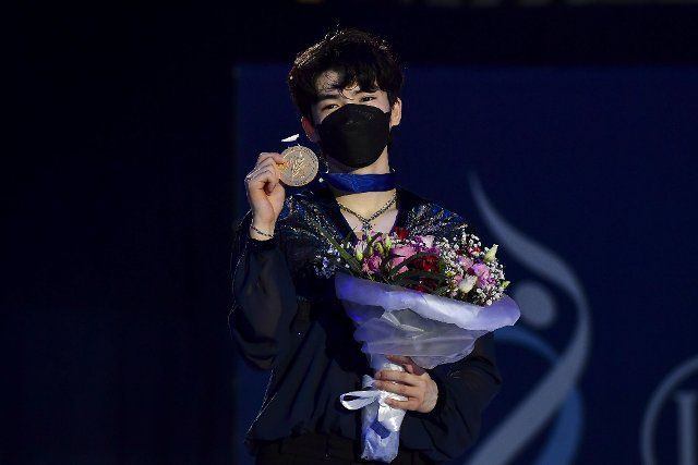 (220124) -- TALLINN, Jan. 24, 2022 (Xinhua) -- Gold medalist Junhwan Cha of South Korea poses on the podium during the awarding ceremony for the men\