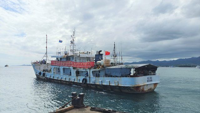 (220124) -- SUVA, Jan. 24, 2022 (Xinhua) -- A vessel carrying the emergency aid from China to Tonga sets off at a port in Suva\