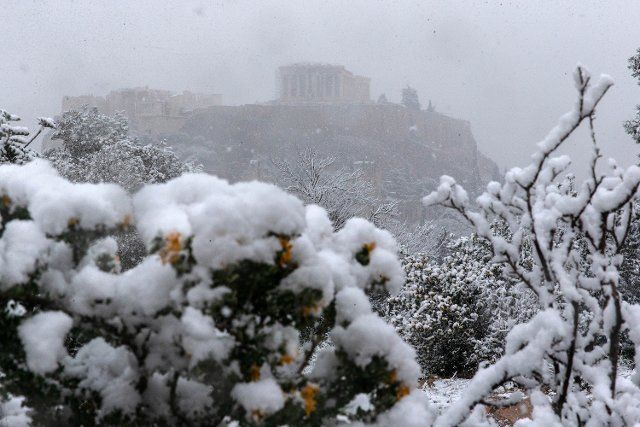 (220124) -- ATHENS, Jan. 24, 2022 (Xinhua) -- The Acropolis is seen in the snow in Athens, Greece, on Jan. 24, 2022. An intense cold front was sweeping through Greece on Monday, causing travel disruptions and power outages for several hours in many regions, the local authorities said. (Xinhua\/Marios Lolos
