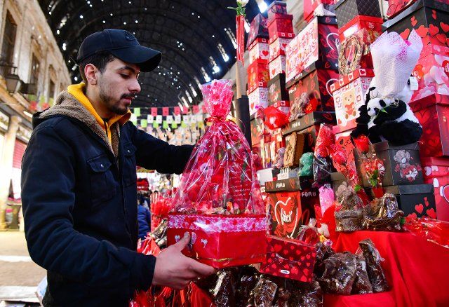 (220211) -- DAMASCUS, Feb. 11, 2022 (Xinhua) -- A shopkeeper makes preparation for the upcoming Valentine\