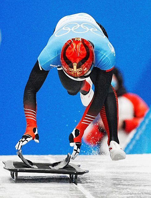 (220211) -- BEIJING, Feb. 11, 2022 (Xinhua) -- Yin Zheng of China competes during skeleton men heat of Beijing 2022 Winter Olympics at National Sliding Centre in Yanqing District, Beijing, capital of China, Feb. 11, 2022. (Xinhua\/He Changshan