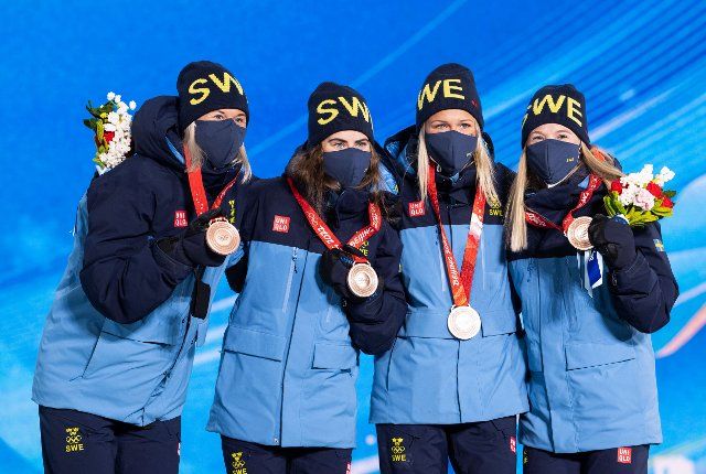 (220212) -- ZHANGJIAKOU, Feb. 12, 2022 (Xinhua) -- Bronze medalists of team Sweden celebrate during the awarding ceremony of cross-country skiing women\