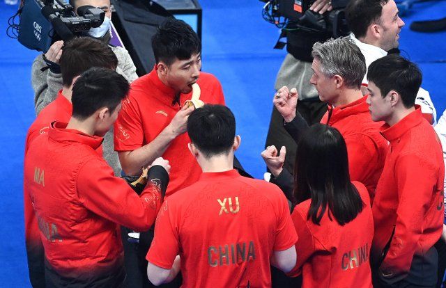 (220213) -- BEIJING, Feb. 13, 2022 (Xinhua) -- Members of team China discuss tactics during the curling men\