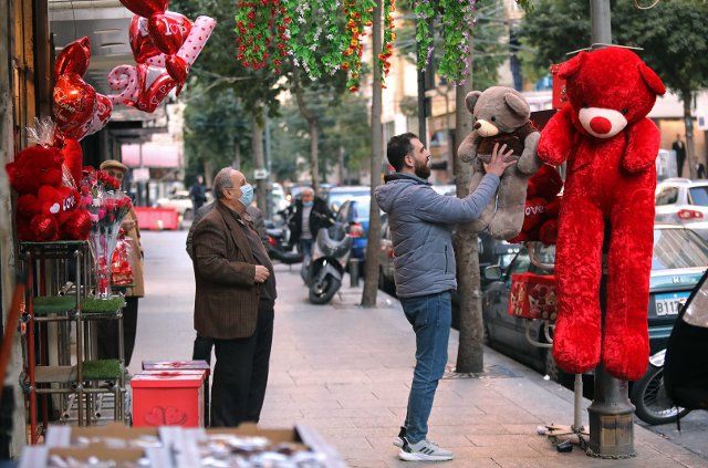 (220213) -- BEIRUT, Feb. 13, 2022 (Xinhua) -- A gift shop prepares for Valentine\