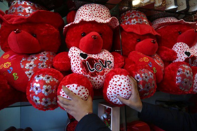 (220213) -- NABLUS, Feb. 13, 2022 (Xinhua) -- A vendor displays stuffed bears for the upcoming Valentine\