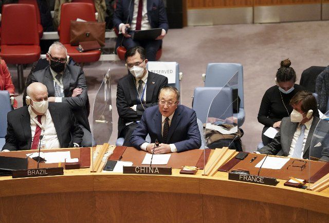 (220222) -- UNITED NATIONS, Feb. 22, 2022 (Xinhua) -- Zhang Jun (C, front), China\