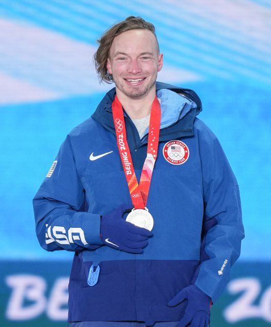 (220219) -- ZHANGJIAKOU , Feb. 19, 2022 (Xinhua) -- Silver medalist David Wise of the United States poses during the awarding ceremony of freestyle skiing men\