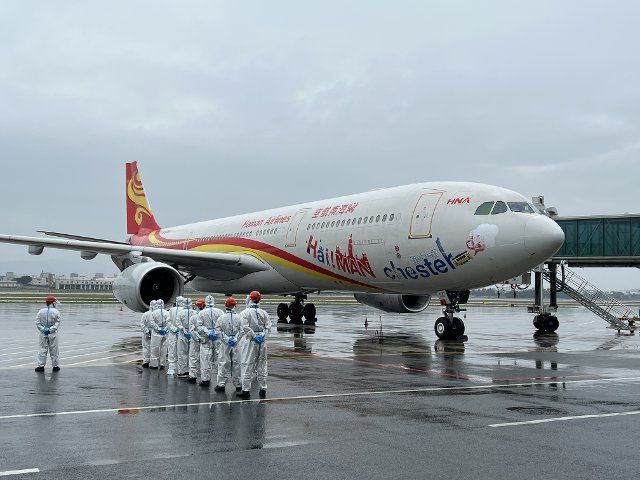 (220328) -- FUZHOU, March 28, 2022 (Xinhua) -- Staff members welcome a flight carrying Chinese citizens evacuated from Ukraine at the Fuzhou Changle International Airport in Fuzhou, southeast China\