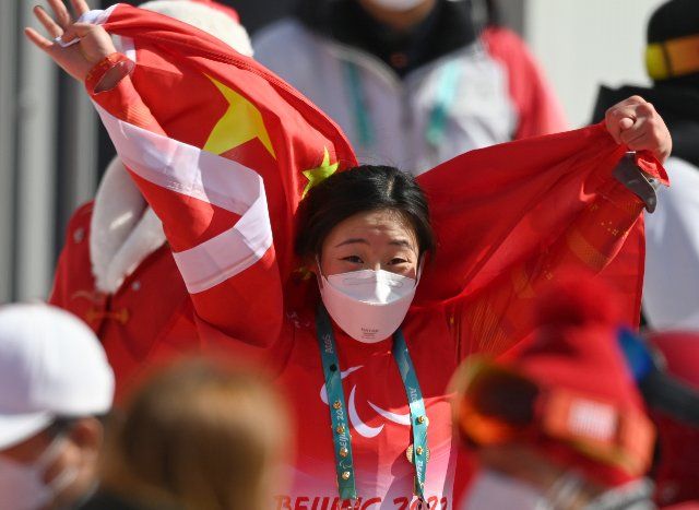 (220306) -- BEIJING, March 6, 2022 (Xinhua) -- Zhang Mengqiu of China celebrates during the Para Alpine Skiing Women\