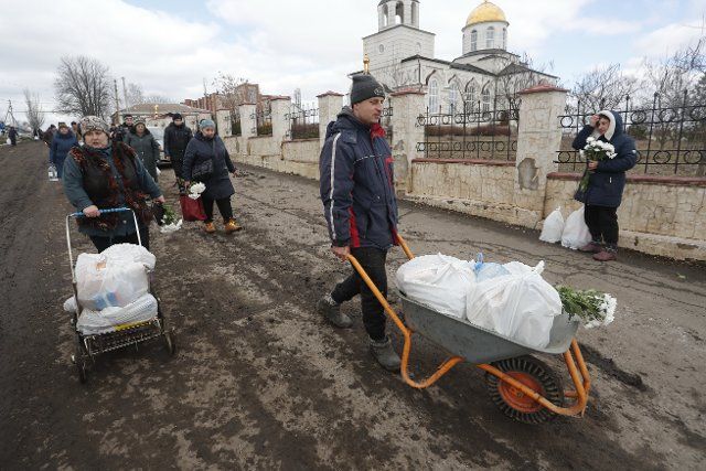 (220307) -- DONETSK, March 7, 2022 (Xinhua) -- Local residents receive humanitarian aid in Donetsk on March 6, 2022. (Photo by Victor\/Xinhua