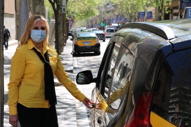 (220530) -- BARCELONA, May 30, 2022 (Xinhua) -- Taxi driver Lola Exposito prepares for work in Barcelona, Spain, April 7, 2022. TO GO WITH "Feature: Soaring fuel costs make life difficult for Spainish taxi drivers" (Photo by Ismael Peracaula\/Xinhua
