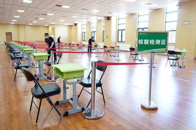 (220605) -- BEIJING, June 5, 2022 (Xinhua) -- Nucleic acid testing booths are seen at an exam site of the upcoming national college entrance exam for 2022 in Beijing, capital of China, June 5, 2022. A new high of 11.93 million students will take China\